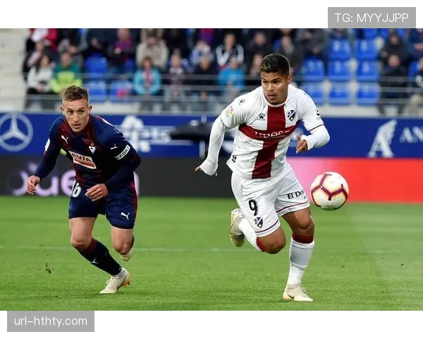 特写：终场哨响，阿拉维斯老将古里迪跪地亲吻主场草皮